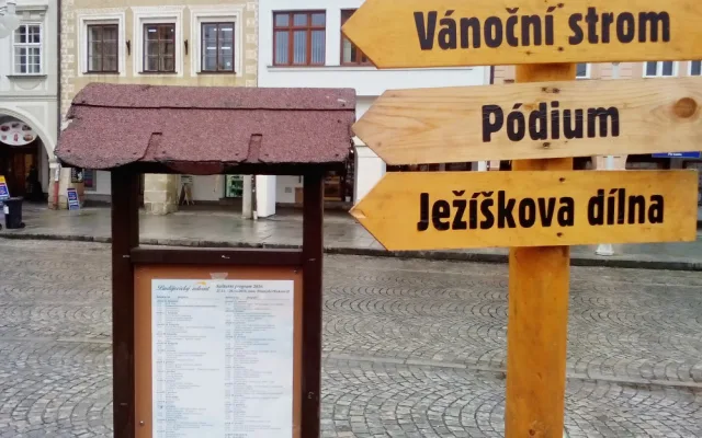 V centru Budějc roste adventní tržiště, unikátní kluziště zdobí se vánoční strom, chystá se betlém. Náměstí bude také dějiště celé řady kulturních akcí.
