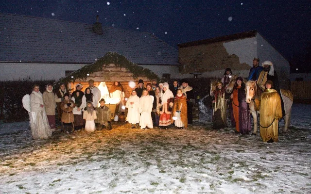 Navštivte pohádkový svět Vánoc se spoustou ozdobených živých stromečků v Pohádkové kovárně v Selibově u Písku.