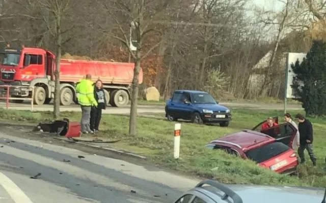 U Ševětína havaroval osobní vůz se sanitkou. Ta převážela vážně nemocnou pacientku