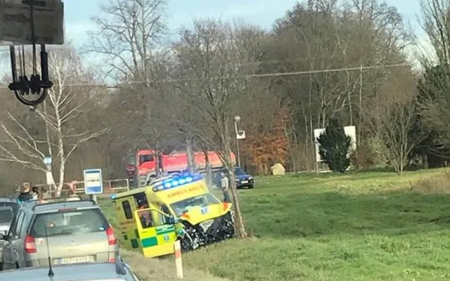 U Ševětína havaroval osobní vůz se sanitkou. Ta převážela vážně nemocnou pacientku