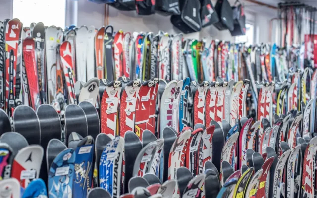 Wave Sport nabízí široký sortiment sportovních potřeb pro milovníky zimních sportů, především lyžaře a snowboardisty.