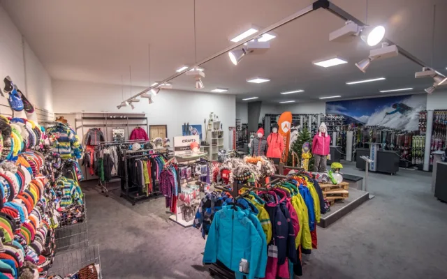 Wave Sport nabízí široký sortiment sportovních potřeb pro milovníky zimních sportů, především lyžaře a snowboardisty.
