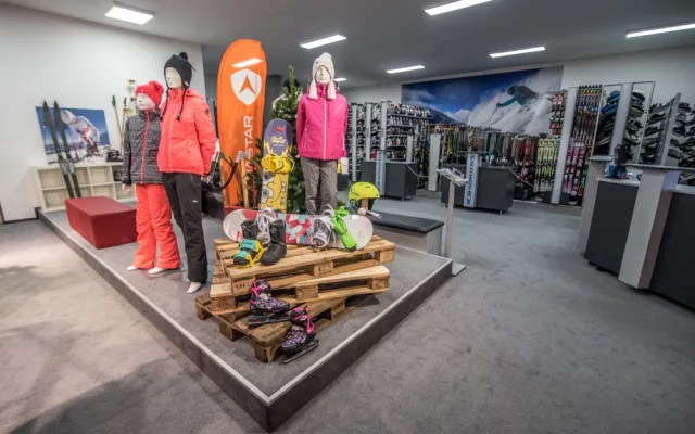 Wave Sport nabízí široký sortiment sportovních potřeb pro milovníky zimních sportů, především lyžaře a snowboardisty.