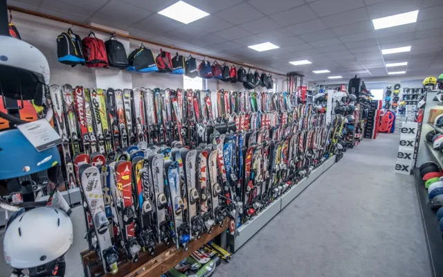 Wave Sport nabízí široký sortiment sportovních potřeb pro milovníky zimních sportů, především lyžaře a snowboardisty.
