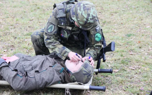 Vojáci nacvičovali záchranu raněných při hromadné události.