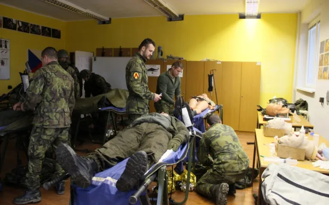 Vojáci nacvičovali záchranu raněných při hromadné události.