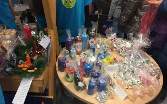 Písečtí školáci vybudovali podnik nazvaný Rukoděl a své první výrobky úspěšně prodávali na jarmarku.