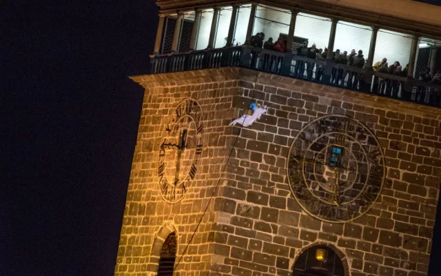 V předvečer svátku svatého Mikuláše se z českobudějovické Černé věže náměstí snesl anděl.
