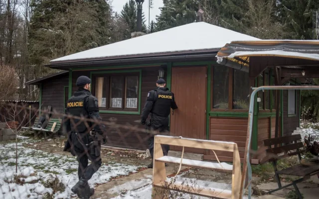 Policisté se svými čtyřnohými parťáky teď mnohem častěji kontrolují chaty a chalupy.