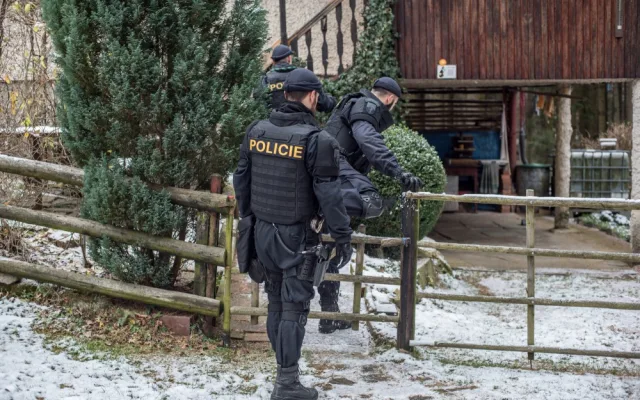 Policisté se svými čtyřnohými parťáky teď mnohem častěji kontrolují chaty a chalupy,