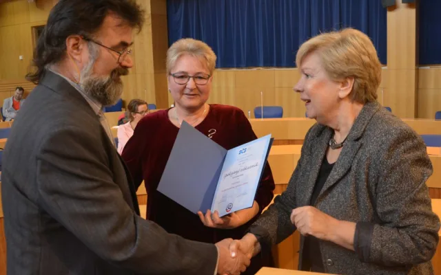 Spokojený zákazník Jihočeského kraje 2017. Ocenění z rukou hejtmanky Ivany Stráské převzal i majitel firmy Pospíšilovi - výroba keramiky a práce s dětmi.
