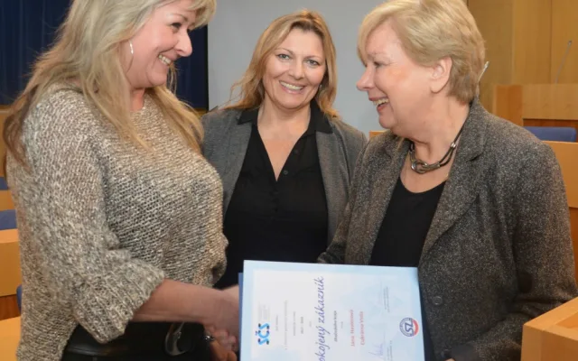 Spokojený zákazník Jihočeského kraje 2017. Ocenění z rukou hejtmanky Ivany Stráské převzala i Jana Havlenová z Cukrárny Viola.