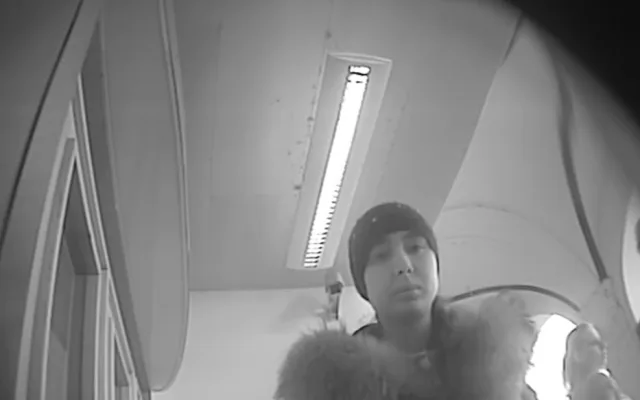 Policistům se podařilo zajistit kamerové záznamy lidí, kteří by mohli přispět k objasnění uvedeného případu. Kdo by poznal mladou ženu na několika fotografiích, kontaktujte je.