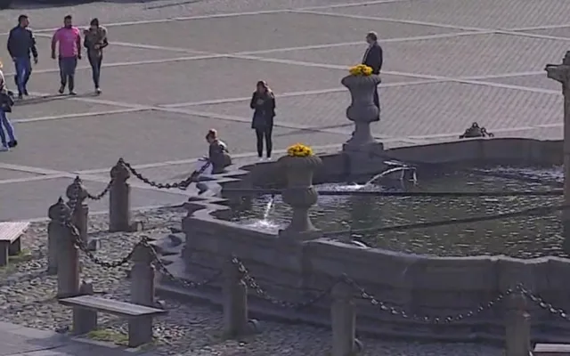 Policistům se podařilo zajistit kamerové záznamy lidí, kteří by mohli přispět k objasnění uvedeného případu. Kdo by poznal mladou ženu na několika fotografiích, kontaktujte je.