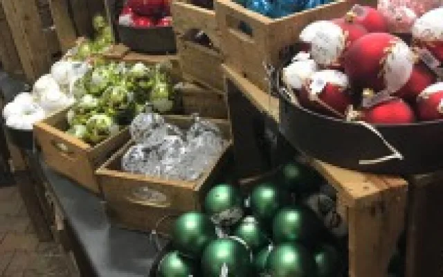 Ručně dělané ozdoby vyrábí česká a slovenská firma.