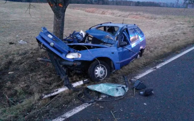 Při tragické dopravní nehodě u Milevska na Písecku zemřel v sobotu 16. prosince ráno dvacetiletý mladík. Jeho sedmnáctiletého spolujezdce s těžkým zraněním transportovali záchranáři do nemocnice vrtulníkem.