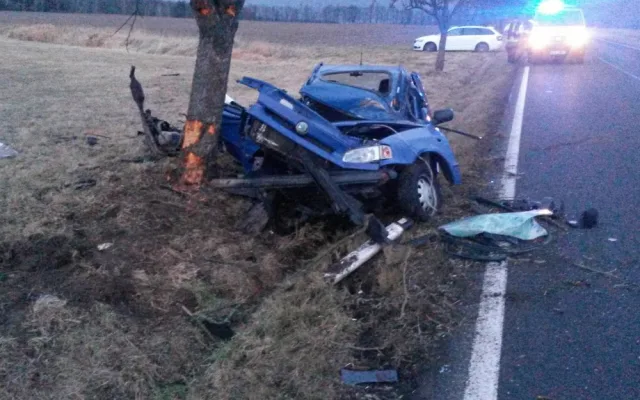 Při tragické dopravní nehodě u Milevska na Písecku zemřel v sobotu 16. prosince ráno dvacetiletý mladík. Jeho sedmnáctiletého spolujezdce s těžkým zraněním transportovali záchranáři do nemocnice vrtulníkem.