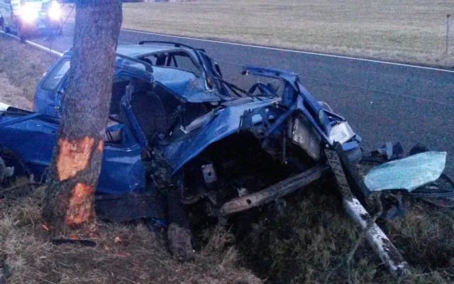 Při tragické dopravní nehodě u Milevska na Písecku zemřel v sobotu 16. prosince ráno dvacetiletý mladík. Jeho sedmnáctiletého spolujezdce s těžkým zraněním transportovali záchranáři do nemocnice vrtulníkem.