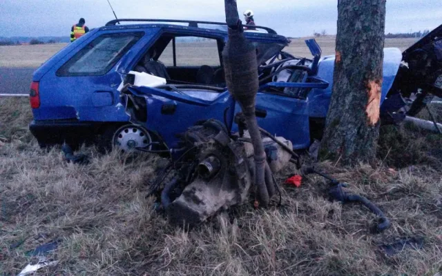 Při tragické dopravní nehodě u Milevska na Písecku zemřel v sobotu 16. prosince ráno dvacetiletý mladík. Jeho sedmnáctiletého spolujezdce s těžkým zraněním transportovali záchranáři do nemocnice vrtulníkem.