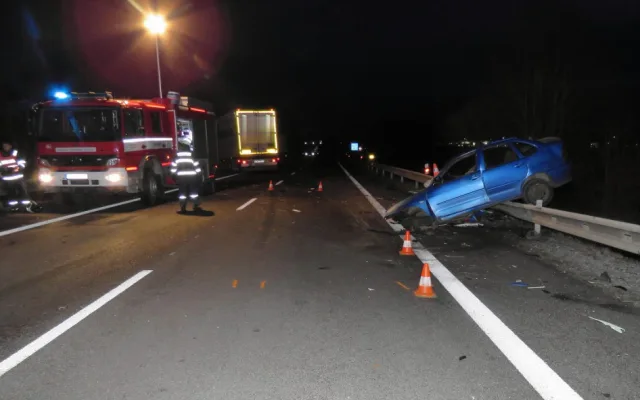 K čelní srážce nákladního automobilu tovární značky DAF a osobního vozu VW Polo došlo ve čtvrtek 14. prosince kolem šestnácté hodiny na hlavním silničním tahu I/20 na obchvatu Vodňan. Řidič osobního auta po několika dnech v nemocnici zemřel.