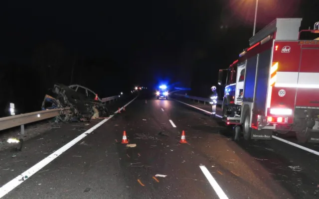 K čelní srážce nákladního automobilu tovární značky DAF a osobního vozu VW Polo došlo ve čtvrtek 14. prosince kolem šestnácté hodiny na hlavním silničním tahu I/20 na obchvatu Vodňan. Řidič osobního auta po několika dnech v nemocnici zemřel.