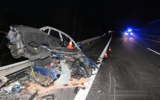K čelní srážce nákladního automobilu tovární značky DAF a osobního vozu VW Polo došlo ve čtvrtek 14. prosince kolem šestnácté hodiny na hlavním silničním tahu I/20 na obchvatu Vodňan. Řidič osobního auta po několika dnech v nemocnici zemřel.