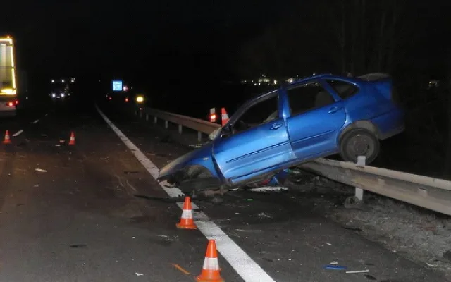 K čelní srážce nákladního automobilu tovární značky DAF a osobního vozu VW Polo došlo ve čtvrtek 14. prosince kolem šestnácté hodiny na hlavním silničním tahu I/20 na obchvatu Vodňan. Řidič osobního auta po několika dnech v nemocnici zemřel.
