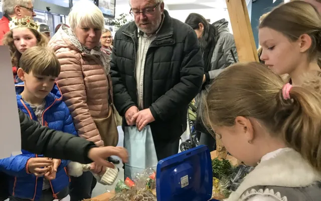 Písečtí školáci pokořili dosavadní rekord dětských jarmarků, když si vydělali celkem 27 936 korun.