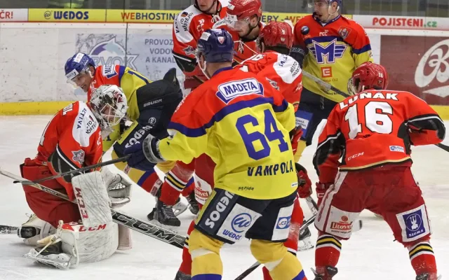 Jeden ze závarů před výborně chytajícím gólmanem Jestřábů Jakubem Neužilem