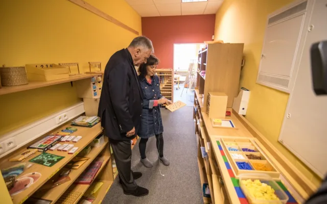 Vratislav Kulhánek v montessori škole Viva Bambini v Českých Budějovicích