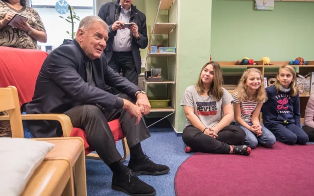 Vratislav Kulhánek v montessori škole Viva Bambini v Českých Budějovicích
