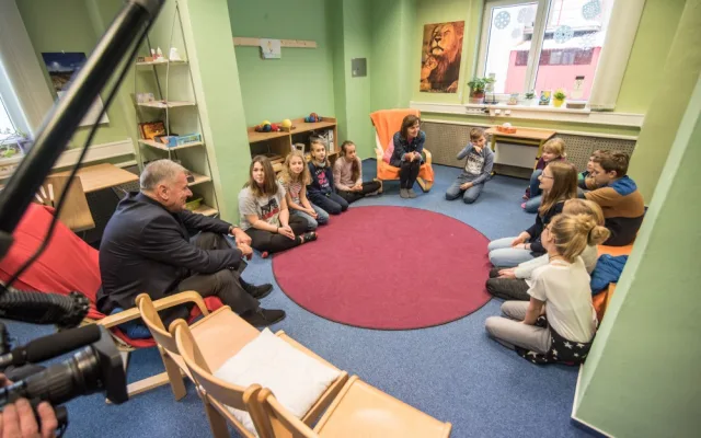 Vratislav Kulhánek v montessori škole Viva Bambini v Českých Budějovicích