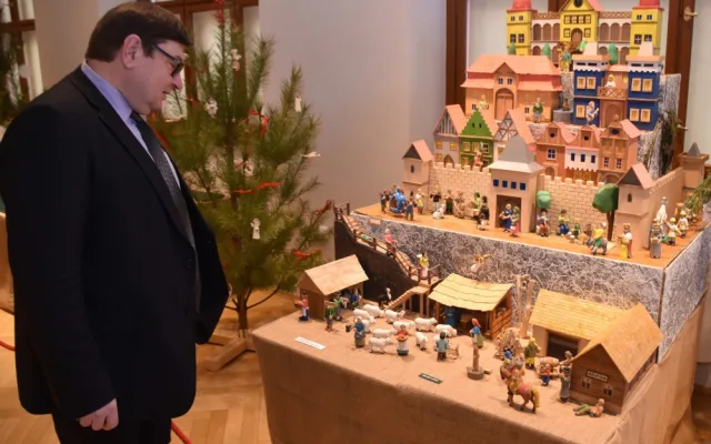 Papírový betlém v Jihočeském muzeu s 1 614 figurkami byl zapsán do České knihy rekordů.
