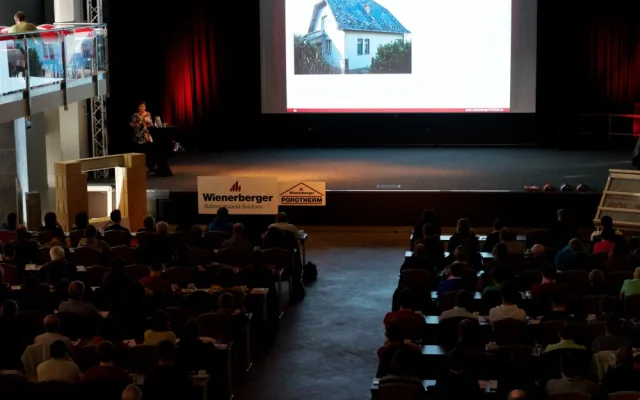 Už po osmé přichází společnosti Wienerberger a Tondach s konferencí pro stavební profesionály. Při odborném semináři Wienerberger fórum 2018 se projektanti, architekti a stavitelé dozví praktické informací a novinky z oblasti stavebnictví.