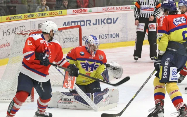Důležitý zákrok Petra Kváči těsně před koncem. Krátce na to utrpěl tržnou ránu v obličeji a z duelu musel odstoupit