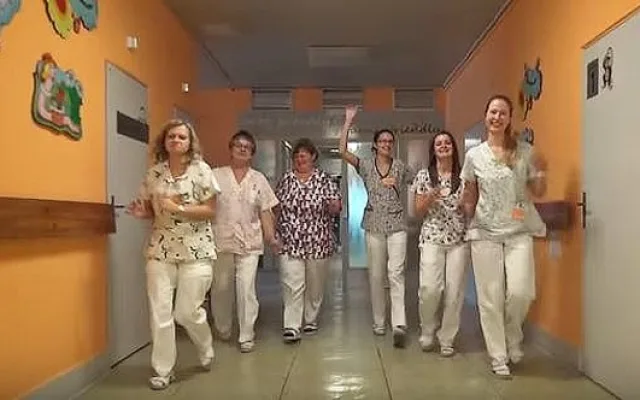 S originálním novoročním přáním přišli zdravotníci ze strakonické nemocnice. Natočili tam videoklip, který letí internetem a baví diváky.