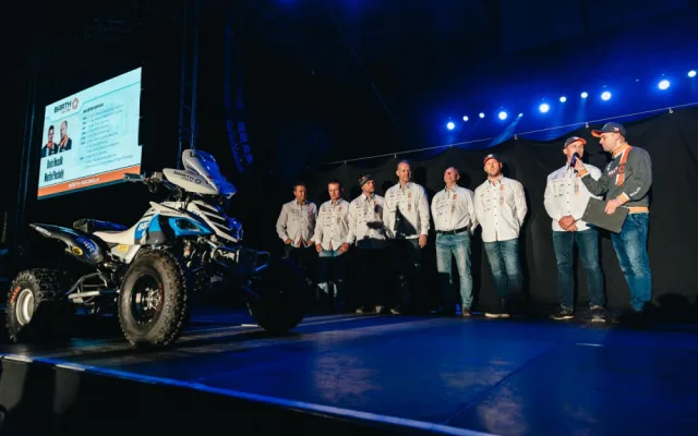 Jezdecká sestava týmu BARTH Racing. Zdeněk Tůma uprostřed