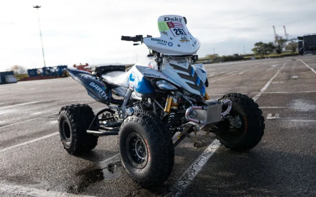 Tůmova Yamaha RR 700 v barvách pro Dakar 2018. Na snímku před odplutím ve francouzským přístavu Le Havre