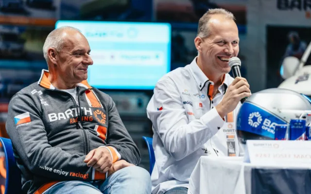Zdeněk Tůma (vpravo) vedle zkušeného dakarského závodníka Josefa Macháčka