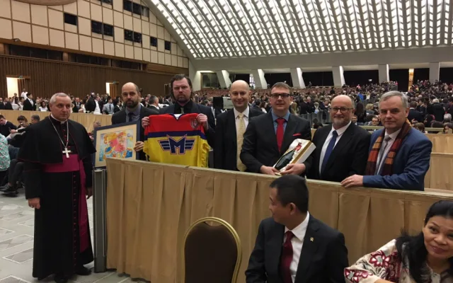Audience u papeže Františka. Zleva: biskup Vlastimil Kročil; ředitel Arpidy Marek Wohlgemuth; prezident Motoru Roman Turek; sládek Budvaru Adam Brož; ředitel Budvaru Petr Dvořák; budějcký primátor Jiří Svoboda a krajský zastupitel František Konečný.