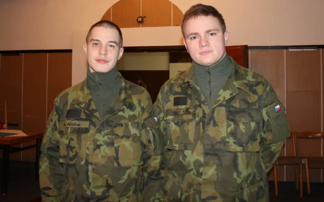 Četař Adam Pěgřim a desátník Kryštof Kot (zleva) nastoupili v úterý 2. ledna k vojenskému útvaru do Strakonic.