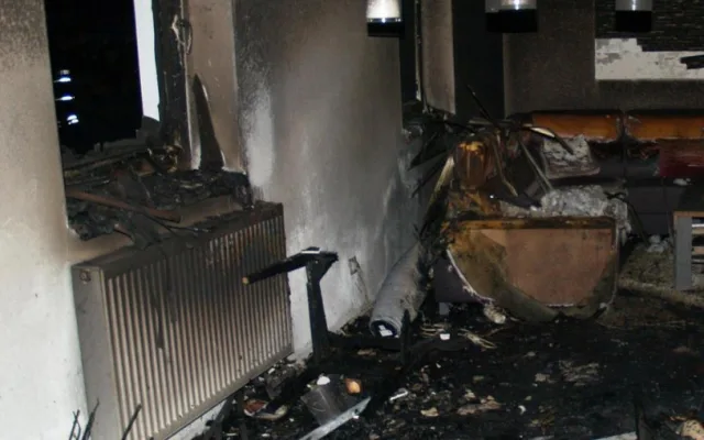 Půlmilionovou škodu způsobil požár v rodinném domě v Branné u Třeboně dnes, v pondělí 8. ledna. Hořelo v pět hodin ráno z nedbalosti,  kvůli zapálené svíčce bez dozoru.