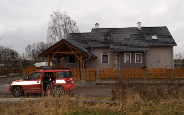 Půlmilionovou škodu způsobil požár v rodinném domě v Branné u Třeboně dnes, v pondělí 8. ledna. Hořelo v pět hodin ráno z nedbalosti,  kvůli zapálené svíčce bez dozoru.