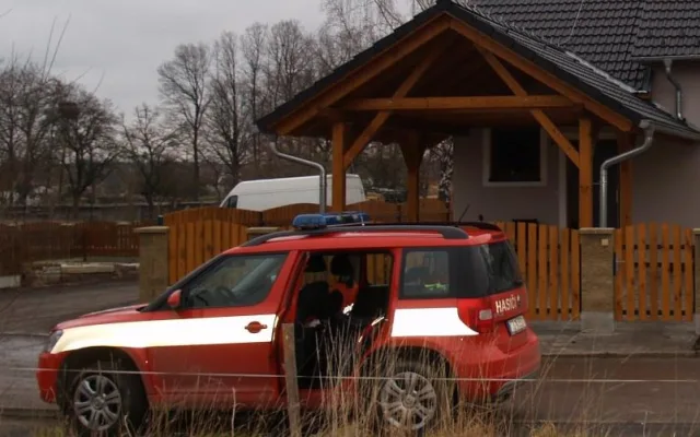 Půlmilionovou škodu způsobil požár v rodinném domě v Branné u Třeboně dnes, v pondělí 8. ledna. Hořelo v pět hodin ráno z nedbalosti,  kvůli zapálené svíčce bez dozoru.