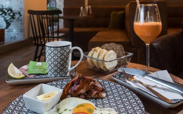 Jedinečný interiér a usměvavý personál. K tomu šálek kvalitní kávy a něco dobrého na zub. To vše nabízí budějcká kavárna Dallmayr café &amp; bar, kterou najdete nedaleko náměstí Přemysla Otakara II.