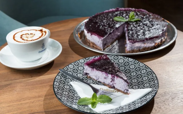 Jedinečný interiér a usměvavý personál. K tomu šálek kvalitní kávy a něco dobrého na zub. To vše nabízí budějcká kavárna Dallmayr café &amp; bar, kterou najdete nedaleko náměstí Přemysla Otakara II.