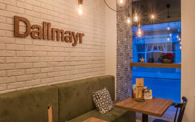 Jedinečný interiér a usměvavý personál. K tomu šálek kvalitní kávy a něco dobrého na zub. To vše nabízí budějcká kavárna Dallmayr café &amp; bar, kterou najdete nedaleko náměstí Přemysla Otakara II.
