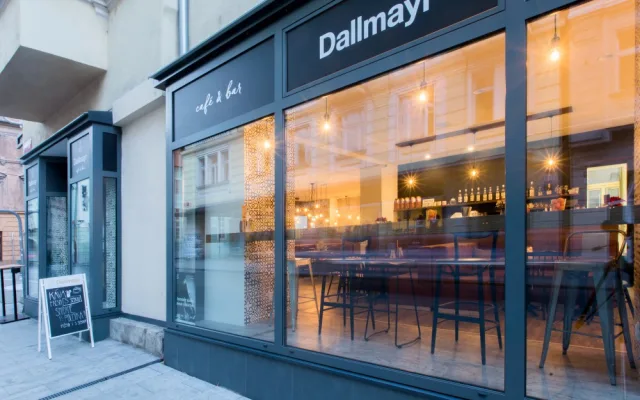 Jedinečný interiér a usměvavý personál. K tomu šálek kvalitní kávy a něco dobrého na zub. To vše nabízí budějcká kavárna Dallmayr café &amp; bar, kterou najdete nedaleko náměstí Přemysla Otakara II.