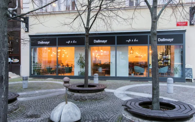 Jedinečný interiér a usměvavý personál. K tomu šálek kvalitní kávy a něco dobrého na zub. To vše nabízí budějcká kavárna Dallmayr café &amp; bar, kterou najdete nedaleko náměstí Přemysla Otakara II.