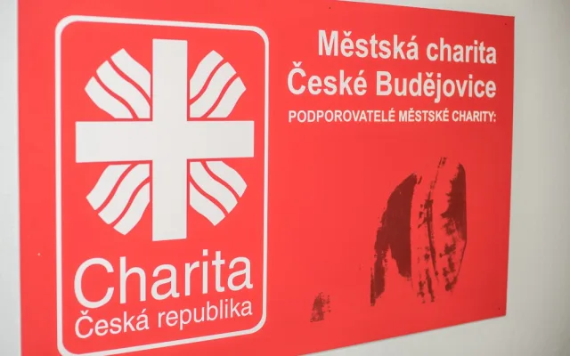 Počítání příspěvků na Tříkrálovou sbírku v Městské charitě České Budějovice.